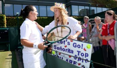 Avec chapeau et pancarte, Mirra Andreeva à fond derrière sa coach Conchita Martinez dans le tournoi des légendes de Wimbledon