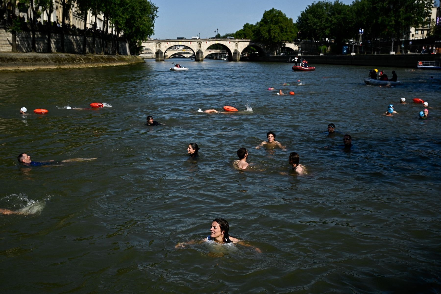 Des résidents se baignant dans la Seine au centre de la capitale le 17 juillet 2024 à Paris