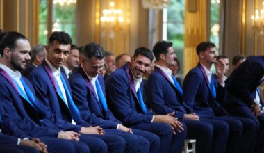 « C'est la première fois que je remets le costume des JO » : les Bleus du volley décorés à l'Elysée un an après leur deuxième titre olympique - L'Équipe
