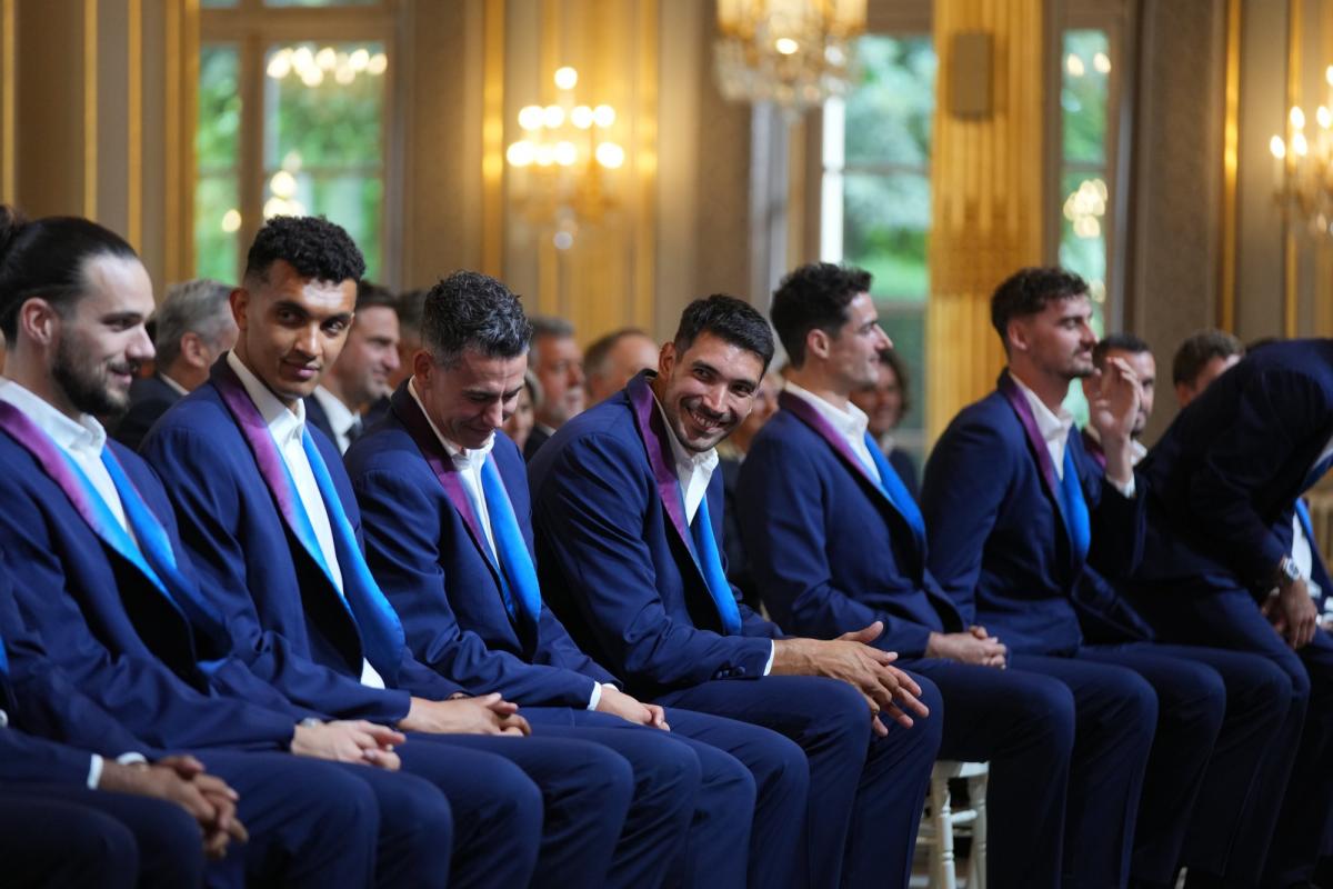 « C'est la première fois que je remets le costume des JO » : les Bleus du volley décorés à l'Elysée un an après leur deuxième titre olympique - L'Équipe