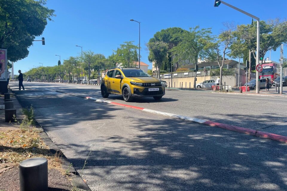 Un Dacia Sandero, seul au milieu du boulevard Michelet à Marseille.