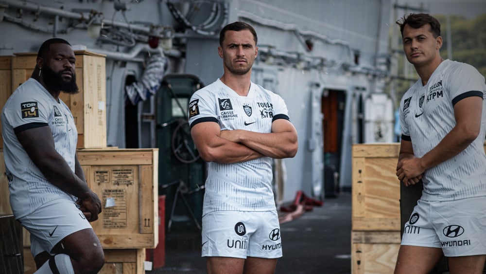 Toulon dévoile son maillot extérieur inspiré du Porte-avions Charles de Gaulle