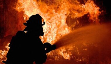 un bâtiment ravagé par les flammes au nord de Rennes