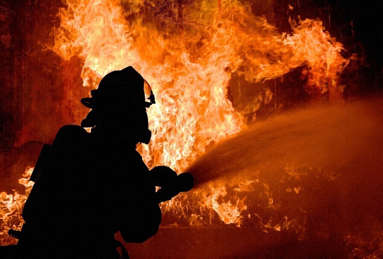 un bâtiment ravagé par les flammes au nord de Rennes
