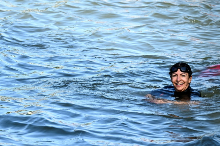 La maire de Paris Anne Hidalgo nage dans la Seine, à Paris, le 17 juillet 2024 ( AFP / JULIEN DE ROSA )