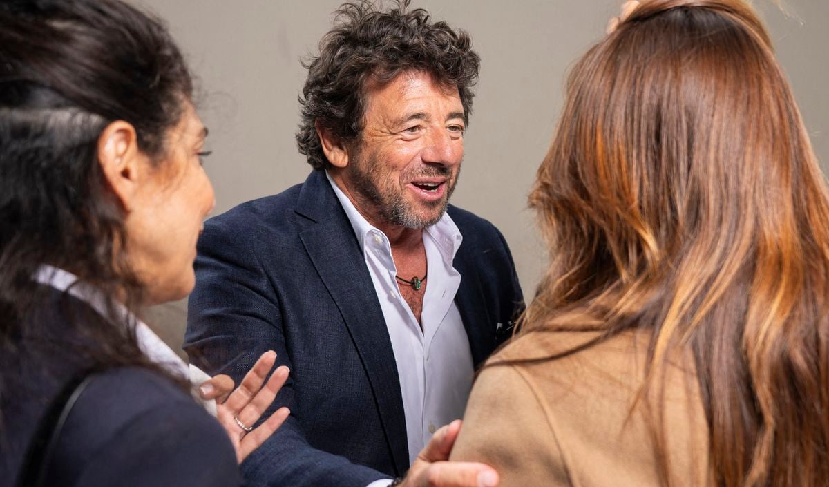 Après une déconvenue, Patrick Bruel retrouve le sourire à Paris non loin d'une actrice hollywoodienne