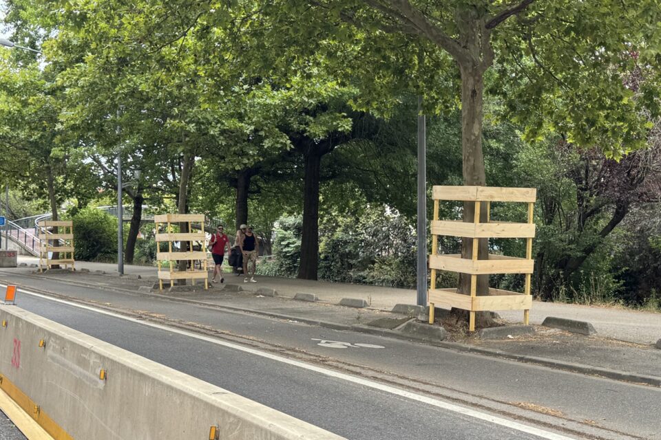 Les blocs de béton délimitant les voitures des vélos ont été déplacé d'une voie, obligeant les automobilistes à rouler sur une seule file pour l'instant.