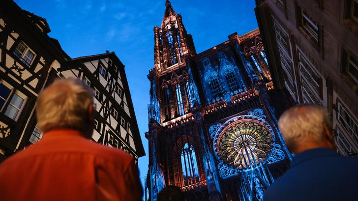 En Alsace et en Moselle, deux jours fériés supplémentaires perdurent depuis la fin du XIXe siècle. 