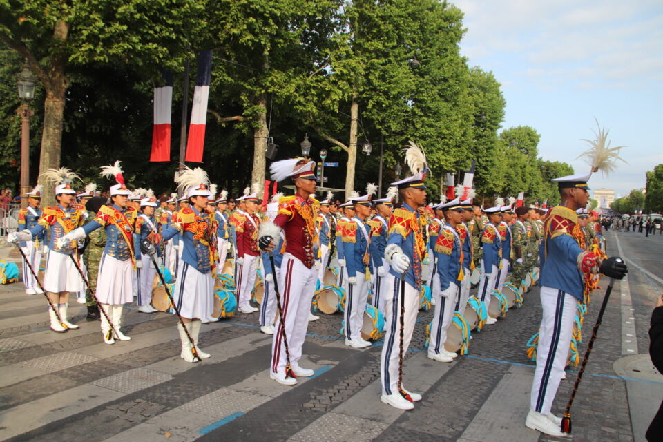 Avec des chants guerriers, les 450 militaires indonésiens ont assuré le spectacle avant leur représentation. 