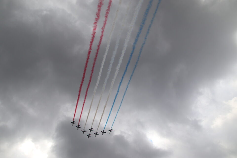 Les huit avions de la Patrouille de France ont laissé une traînée bleue, blanche et rouge, en ce jour de Fête nationale. 