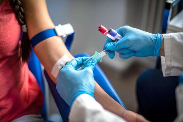 dépistage hepatites virales b c symptômes vaccins Ma Santé Une femme en train de réaliser un dépistage des hépatites virales.