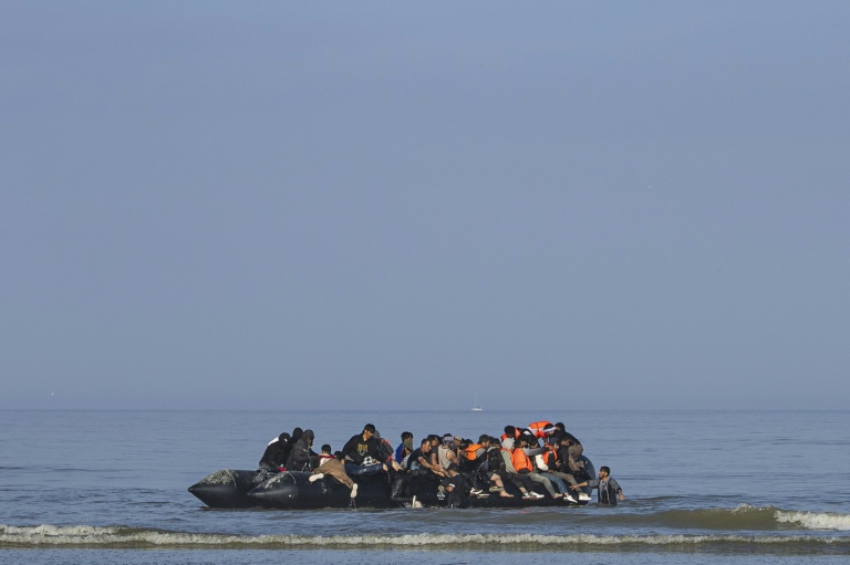 Des migrants tentent de monter à bord d