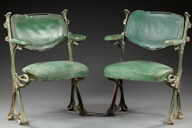 Fauteuils issus de la salle de concert Humbert de Romans, conçue par Guimard. (© Collection Cercle Guimard)