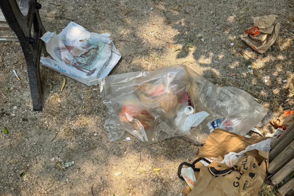 Des déchets sont laissés chaque soir sur la place Constantino, alors qu'elle est équipée de cinq poubelles.