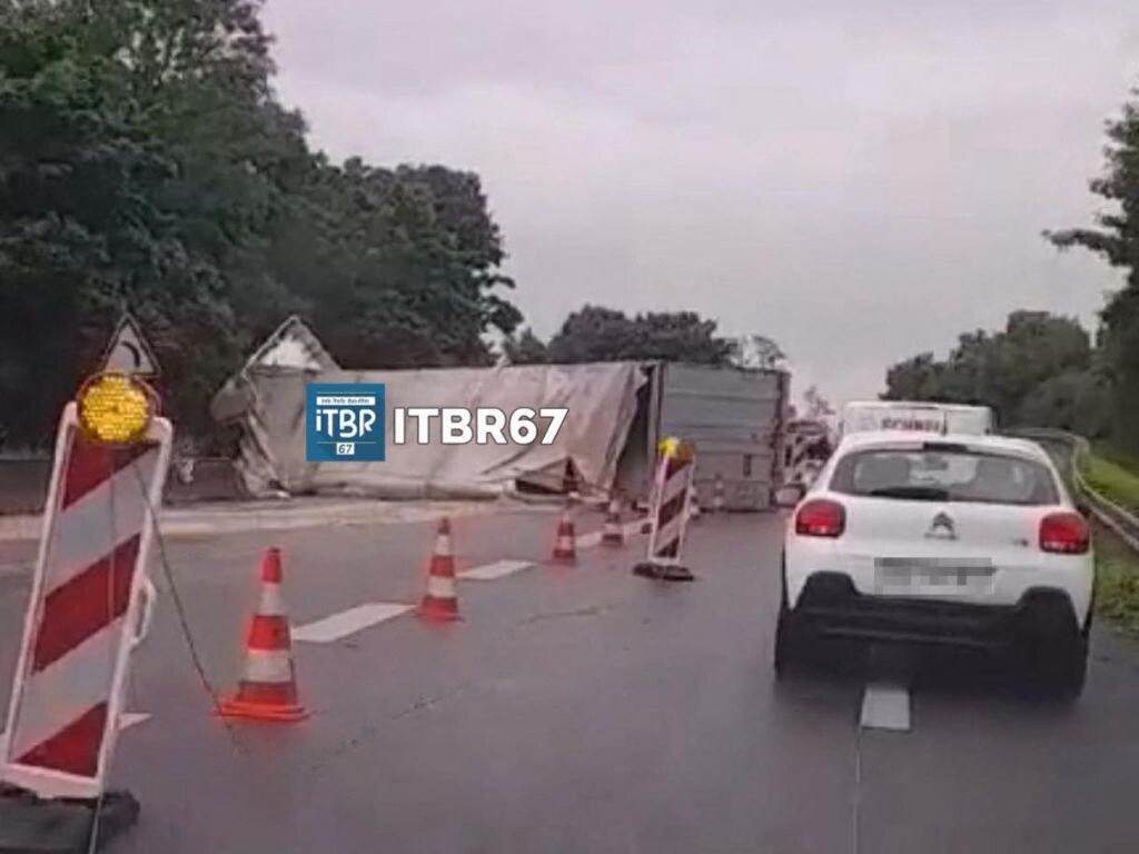 un camion couché sur les voies près de Strasbourg, une bretelle de la M35 fermée