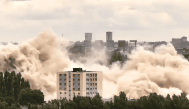 Les premières images spectaculaires du foudroyage de la plus haute tour d’habitation au nord de Paris