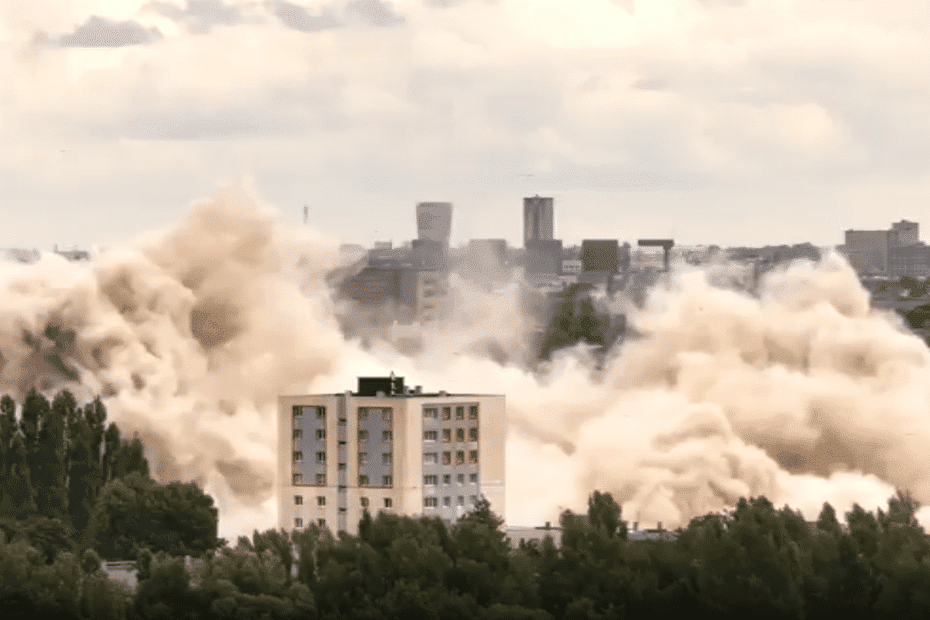 Les premières images spectaculaires du foudroyage de la plus haute tour d’habitation au nord de Paris
