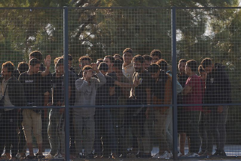 Les migrants secourus au sud de l'île de Crète attendent d'être enregistrés à leur arrivée au port de Lavrio, 10 juillet 2025.