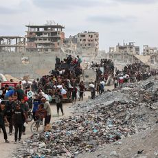 Des Palestiniens ramènent des colis d'aide qu'ils ont réussi à se procurer le 29 juillet 2025, sur un sentier côtier à l'ouest de Beit Lahia, après l'entrée d'aide depuis le poste-frontière de Zikim, au nord.