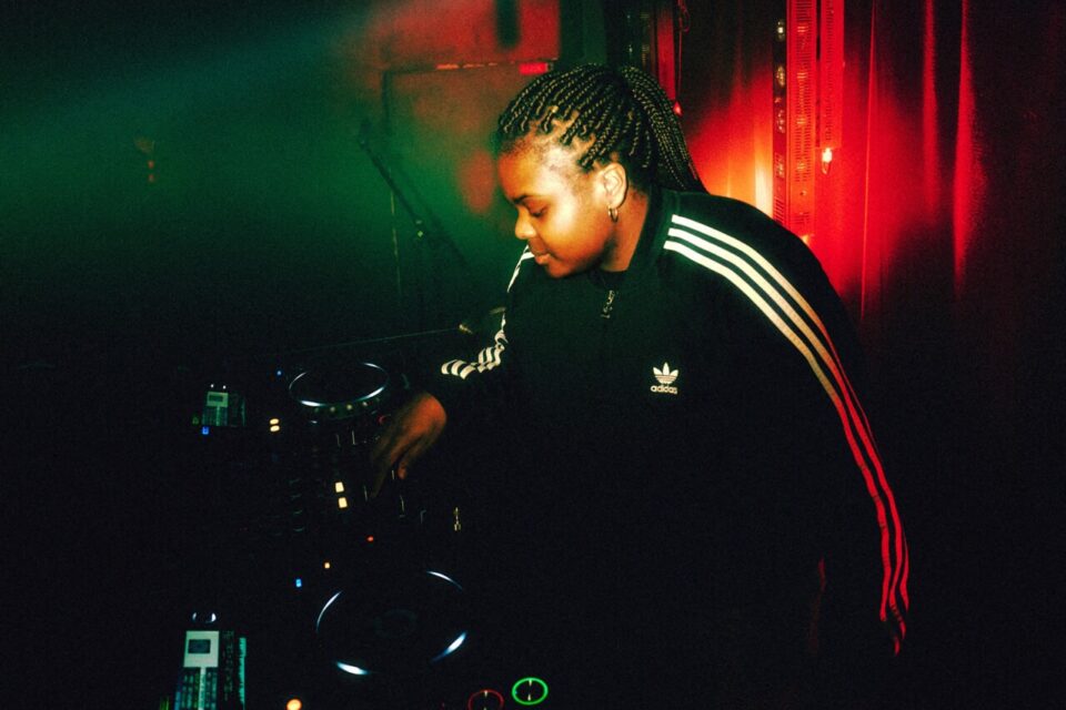 DJ Polly est derrière les platines depuis 3 ans. Un passe-temps qui est vite devenu une carrière.