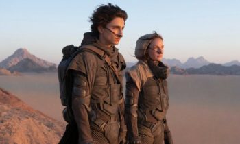 Paul et dame Jessica portant le distille dans le désert d'Arrakis. // Source : Warner