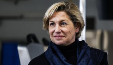 la ministre du Tourisme se dit favorable à sa suppression mais tacle Ryanair