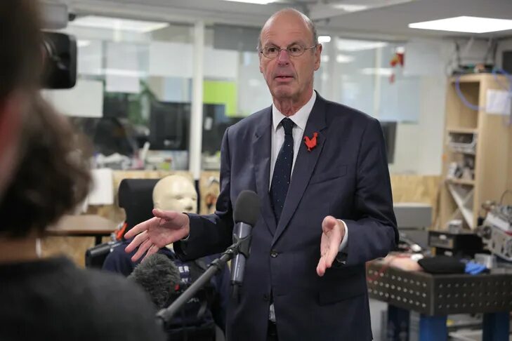 Le ministre de l'Economie Eric Lombard, lors d'une visite de l'entreprise Wandercraft qui fabrique des exosquelettes, à Paris, le 13 mars 2025.