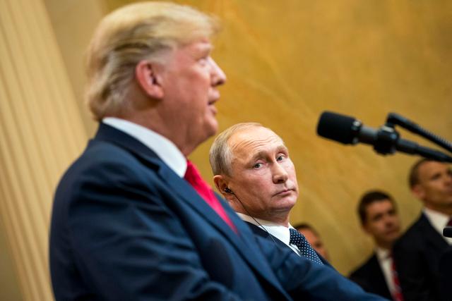 Le président américain, Donald Trump, avec, à son côté, le président russe, Vladimir Poutine, s’adresse aux journalistes durant une conférence de presse à Helsinki, en Finlande, le 16 juillet 2018.