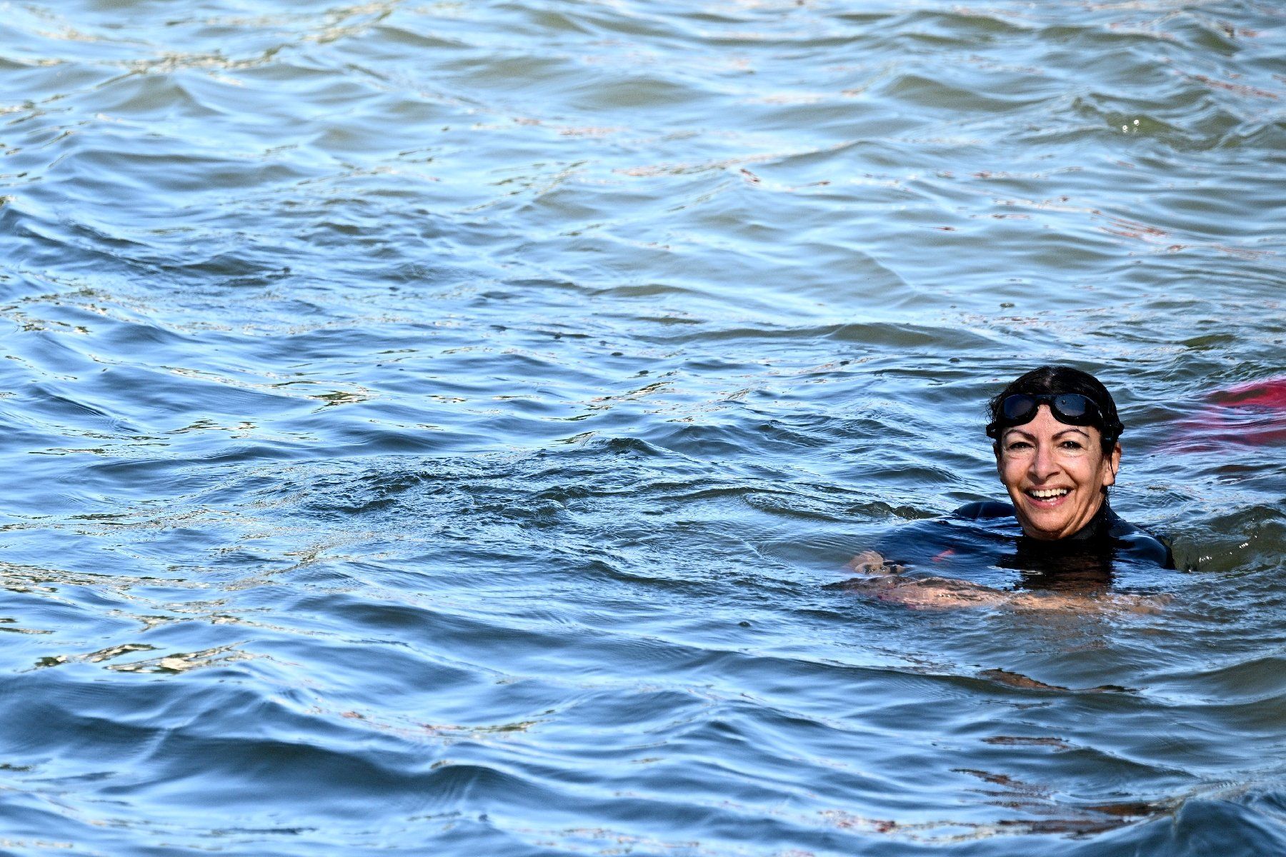 La maire de Paris Anne Hidalgo nage dans la Seine, à Paris, le 17 juillet 2024
