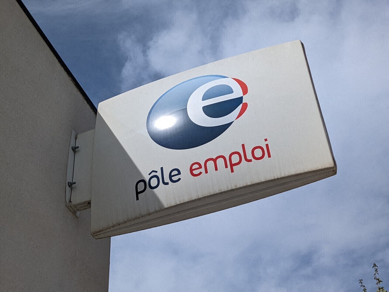 Il fait une fausse déclaration et reçoit 20 000 euros de Pôle Emploi, puis ne se présente pas au tribunal