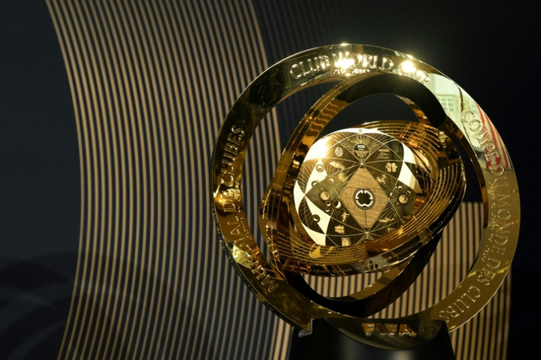 Le trophée du Mondial des clubs de la FIFA est exposé à la Trump Tower à New York, le 12 juillet 2025 ( AFP / JUAN MABROMATA )