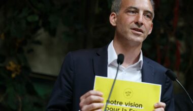 Raphaël Glucksmann critique le coup de fil de Macron à Poutine