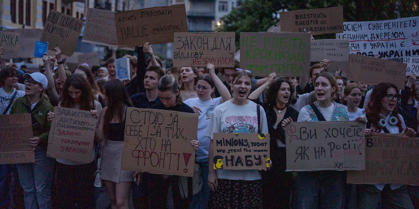 manifestation à Kiev contre le vote d’une loi privant les instances anticorruption de leur indépendance