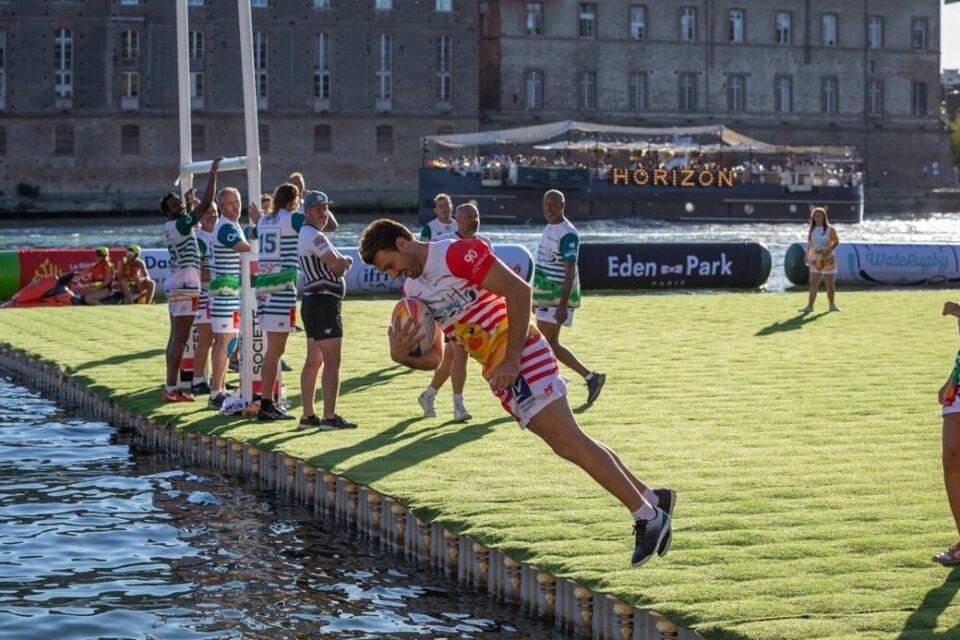Au WateRugby, ni touche, ni en-but : pour marquer, les joueurs et joueuses doivent (vraiment) plonger, à l'instar de la légende toulousaine Vincent Clerc.