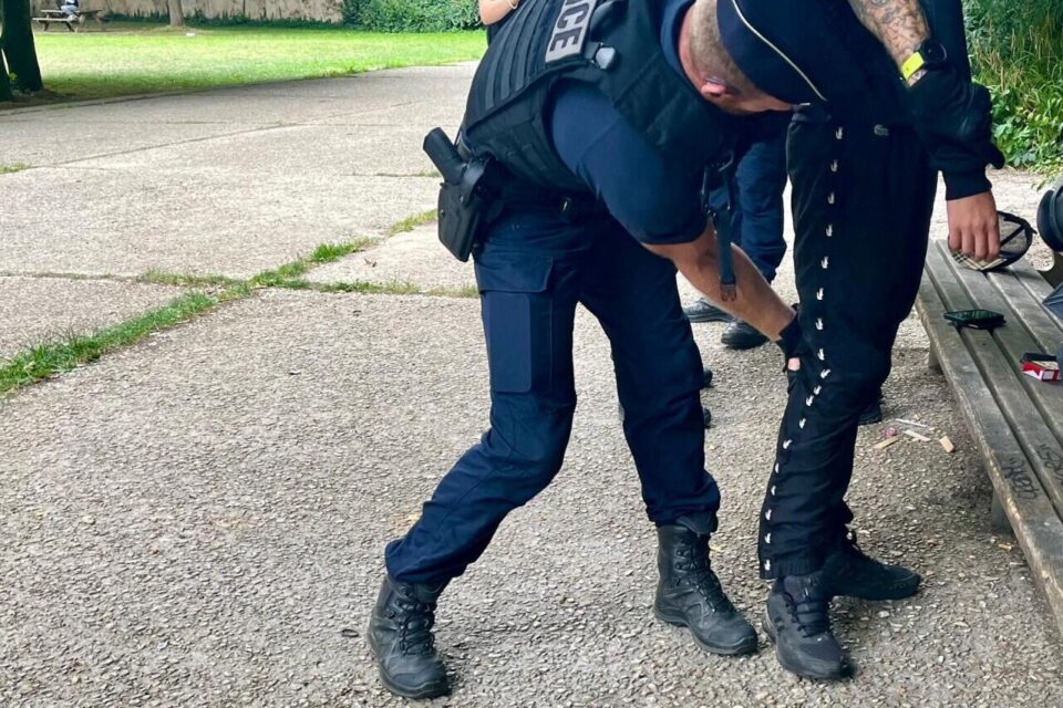 Des contrôles et des fouilles sont effectués sur place, pour interpeller quand c'est nécessaire, ou simplement faire une piqure de rappel aux usagers du parc.