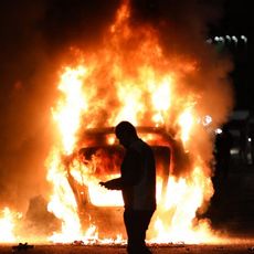 Un véhicule incendié lors d'une manifestation anti-immigration à Ballymena, en Irlande du Nord, le 10 juin 2025.