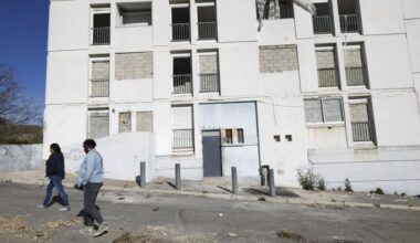 à la Renaude, une dizaine de familles toujours coincées dans un quartier fantôme