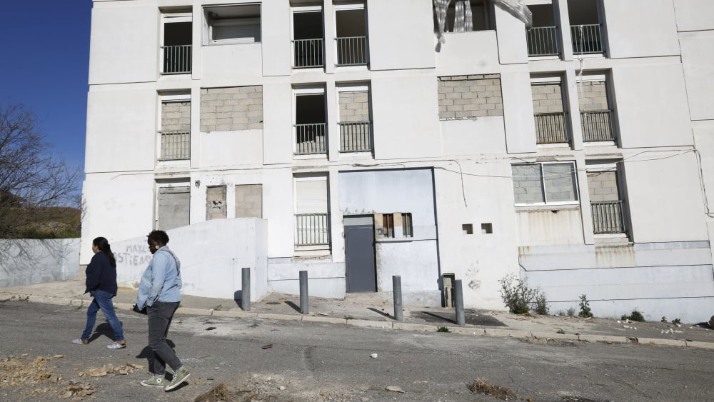 à la Renaude, une dizaine de familles toujours coincées dans un quartier fantôme