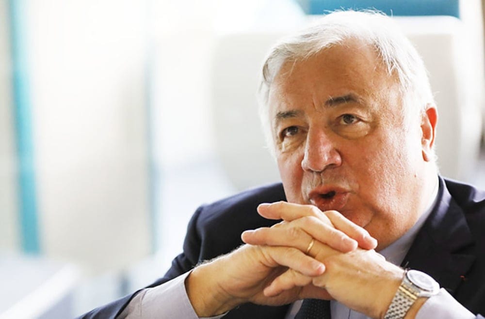 Le président du Sénat, Gérard Larcher, estime que "l'intention prêtée au ministre de ne pas tenir compte de l'avis du Conseil d'État ne manque pas de (l)'inquiéter."