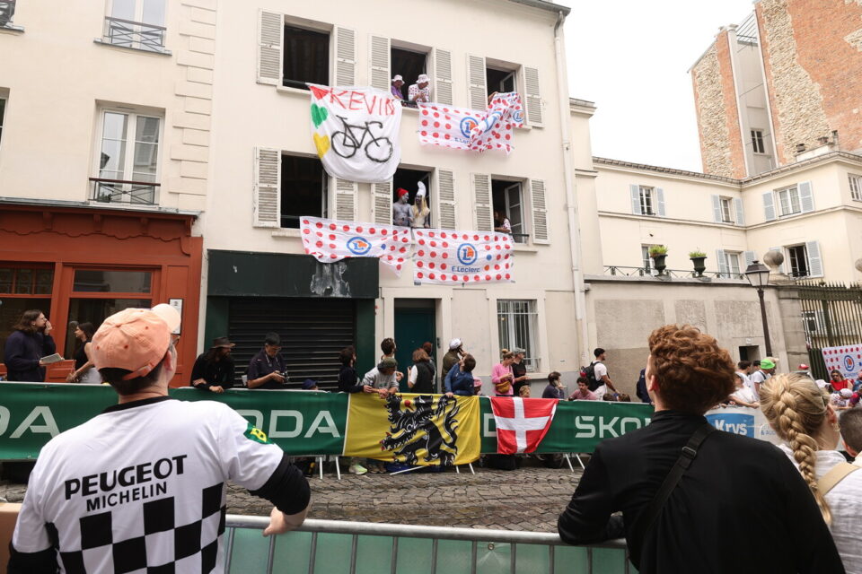 Le public a commencé à coloniser la rue Lepic très tôt, dimanche.