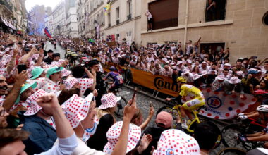 les folles images du passage des cyclistes rue Lepic à Montmartre