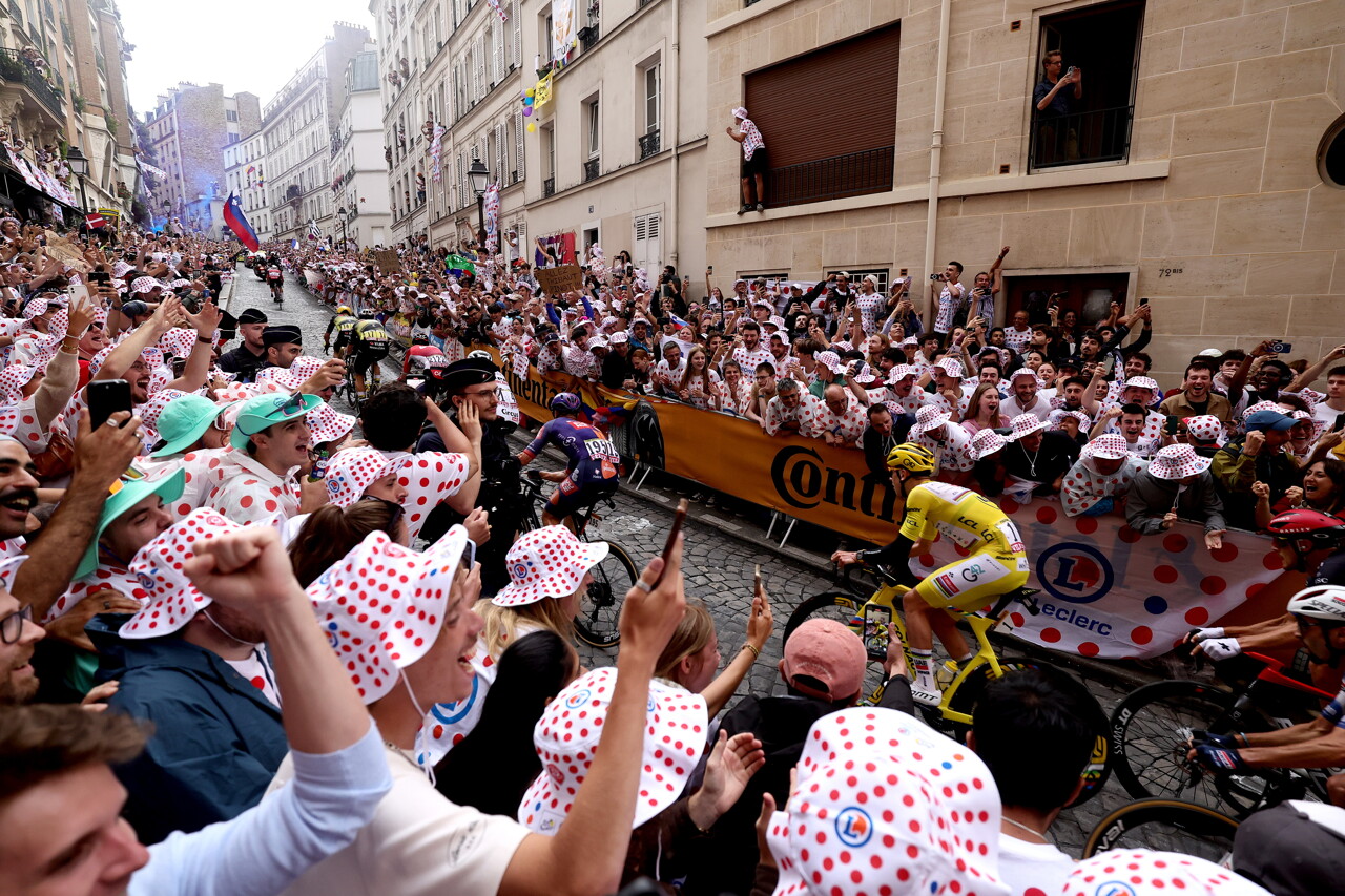 les folles images du passage des cyclistes rue Lepic à Montmartre