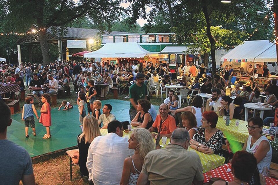 Pour consolider sa trésorerie, l'Éphémère guinguette organise une soirée de soutien avant le début de sa saison à Lacroix-Falgarde près de Toulouse.