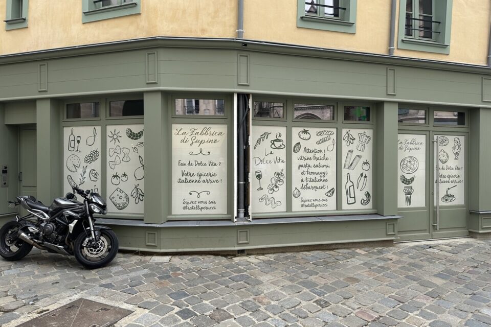 Actuellement en aménagement, le local commercial de l'immeuble du 14, rue d'Antrain, ouvrira ses portes fin octobre 2025 pour le plaisir des friands de gastronomie italienne.