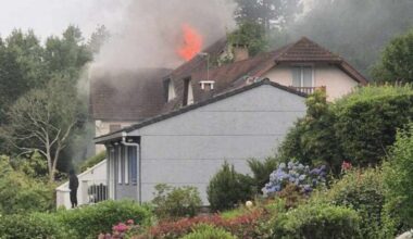 L'IMAGE. La foudre frappe une maison près du Havre, la toiture prend feu