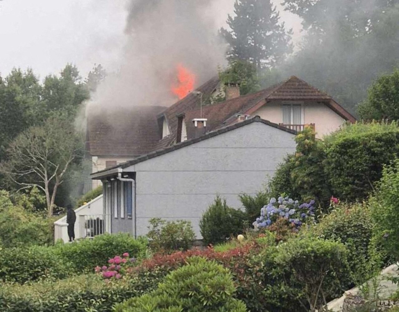 L'IMAGE. La foudre frappe une maison près du Havre, la toiture prend feu