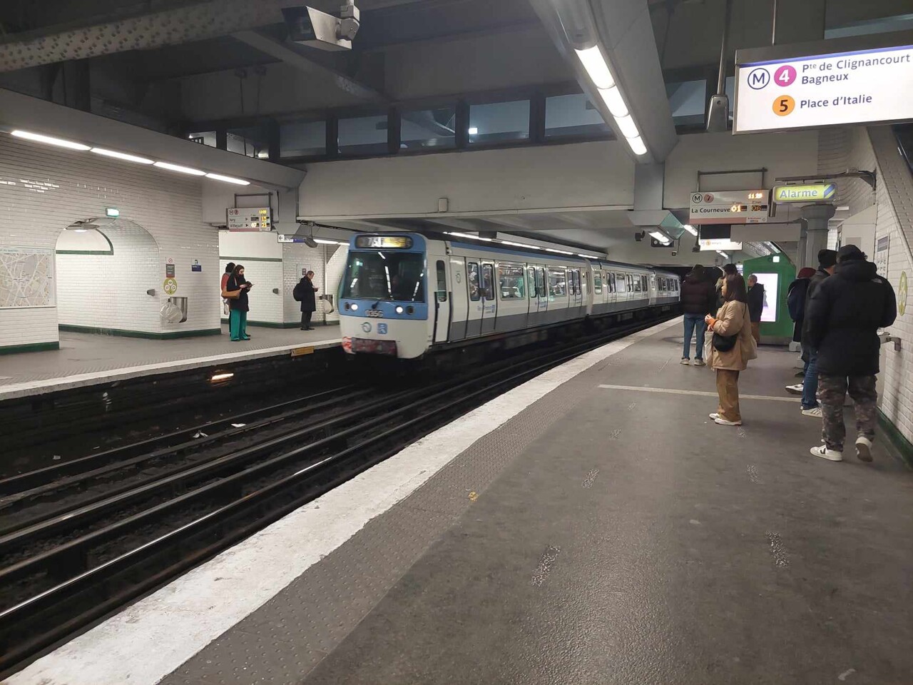 la ligne 7 du métro à Paris en partie interrompue