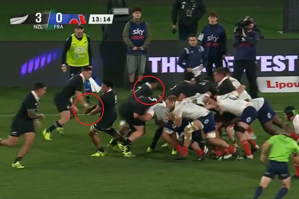 Lorsque le n°8 des All Blacks fait sa feinte, le ballon semble bien être sorti du maul via le n°7 dans le fermé. Niveau timing, ça semble bon.