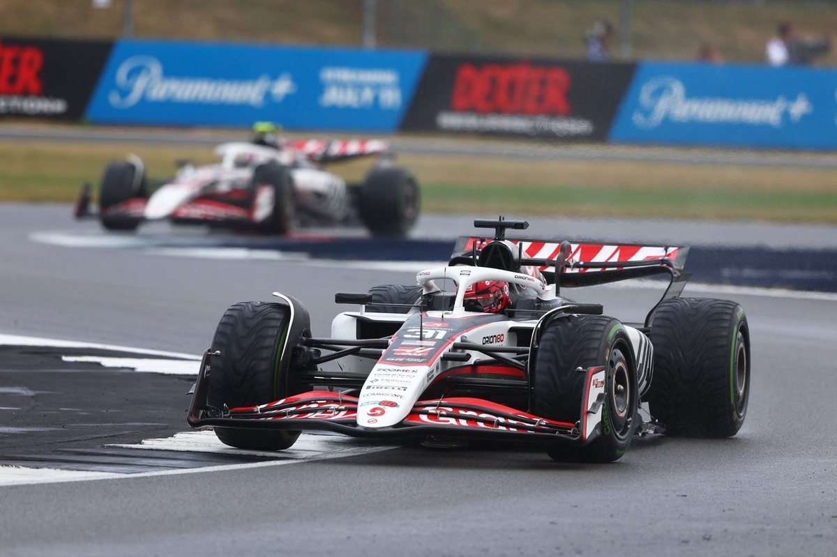 Ocon et Bearman s'accrochent, Haas rate le coche