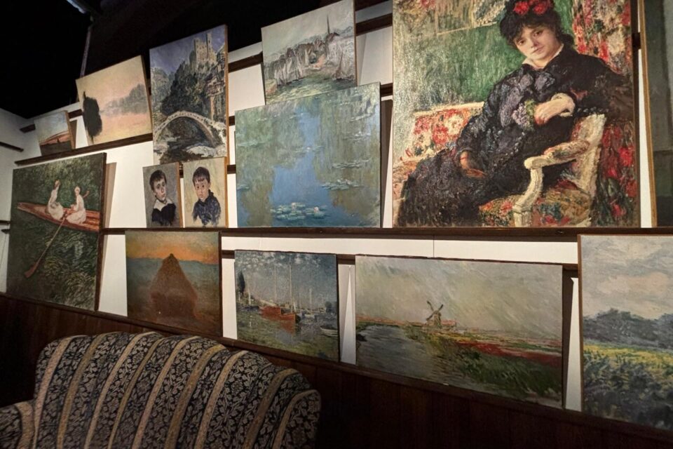 Une pièce avec des reproductions de tableaux (sans légendes) de Claude Monet est à découvrir au début de l'exposition. 